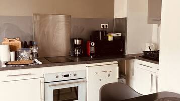 Een koelkast, een microgolfoven, een oven
