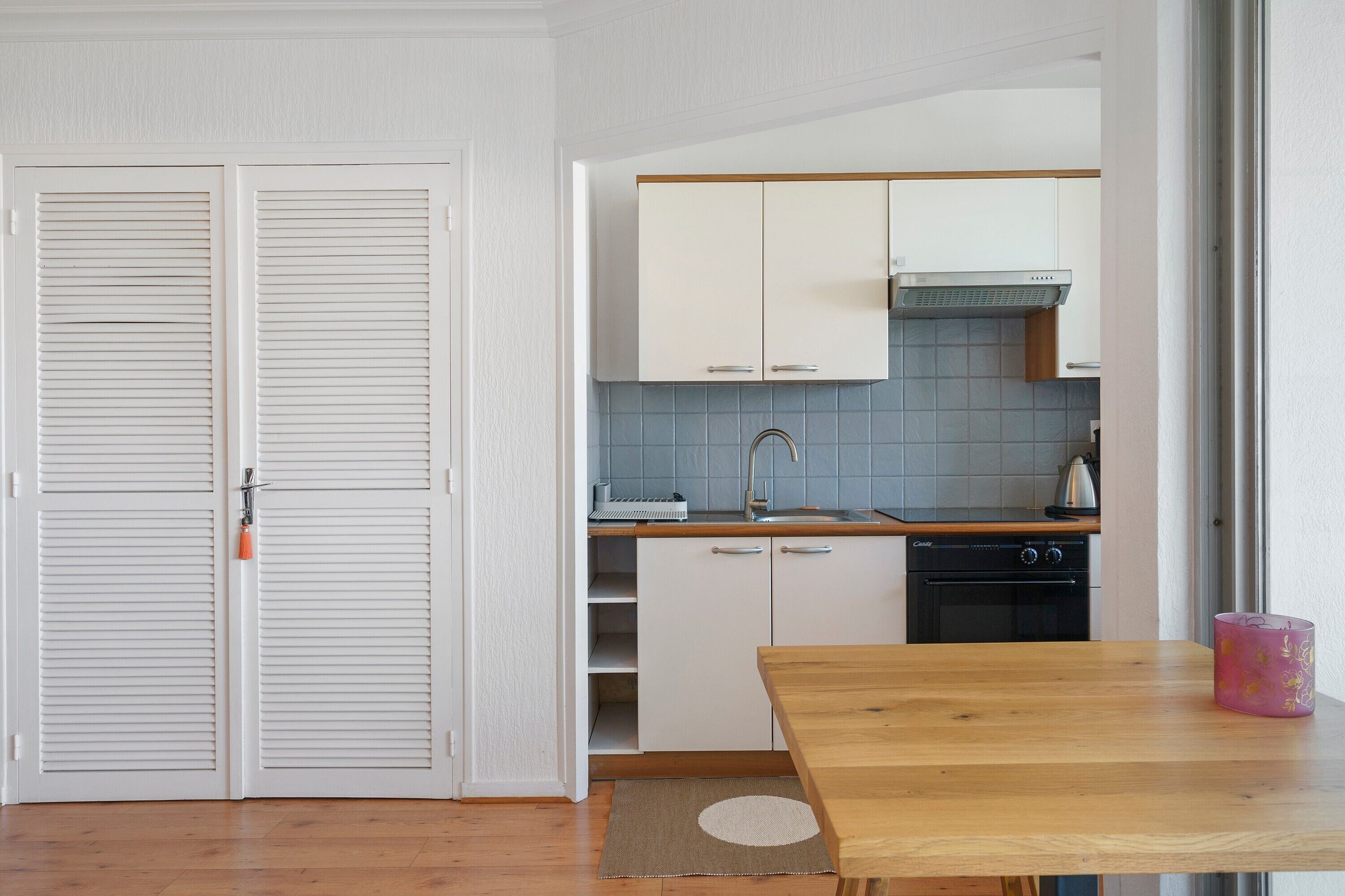 Wasserkocher mit Kaffee-/Teezubehör, Kühlschrank, Mikrowelle, Ofen