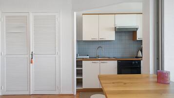 Wasserkocher mit Kaffee-/Teezubehör, Kühlschrank, Mikrowelle, Ofen