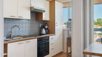 Coffee/tea maker, fridge, microwave, oven