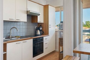 Cafetière-théière, réfrigérateur, four à micro-ondes, un four
