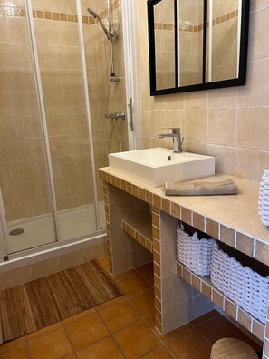 Shower, hair dryer, towels - Apartment 'Pontaillac Royan T2 Belle Terrasse' with Private Garden and Balcony (Vaux-sur-Mer)