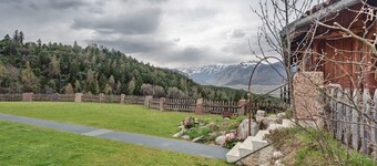 Apartment 'Golden' with Mountain View, Shared Garden and Wi-Fi