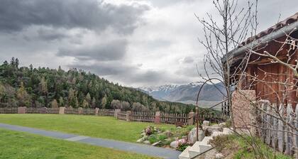 Apartment 'Golden' with Mountain View, Shared Garden and Wi-Fi