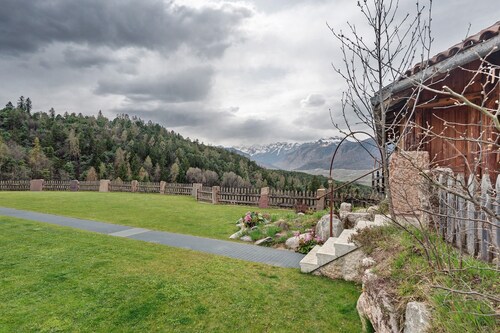 Apartment 'Royal Gala' with Mountain View, Shared Garden and Wi-Fi