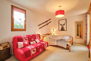 3 dormitorios y tabla de planchar con plancha