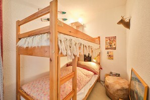 3 habitaciones y tabla de planchar con plancha 