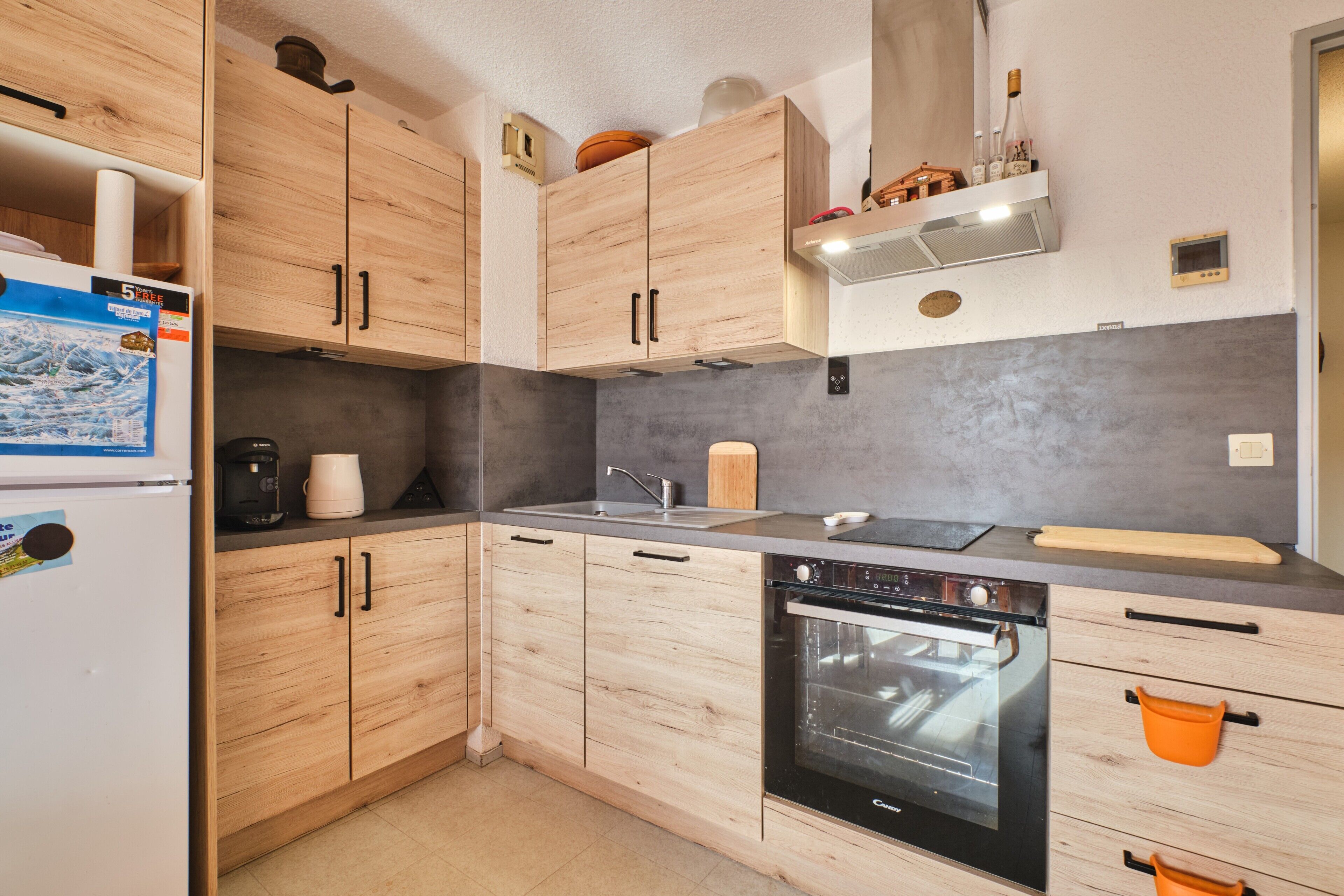 Kühlschrank, Mikrowelle, Ofen, Geschirrspüler