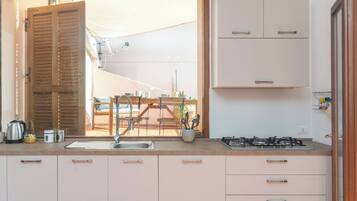 KĂŒhlschrank, Mikrowelle, Ofen, Herdplatte