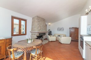 TV - Holiday Home 'Le Giare 2' with Sea View, Private Terrace and Air Conditioning (La Maddalena)