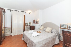 2 slaapkamers, een strijkplank/strijkijzer, gratis wifi, beddengoed