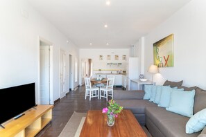 TV - Apartment 'Quilla Puerto Sherry' with Private Terrace, Wi-Fi and Air Conditioning (El Puerto de Santa María)
