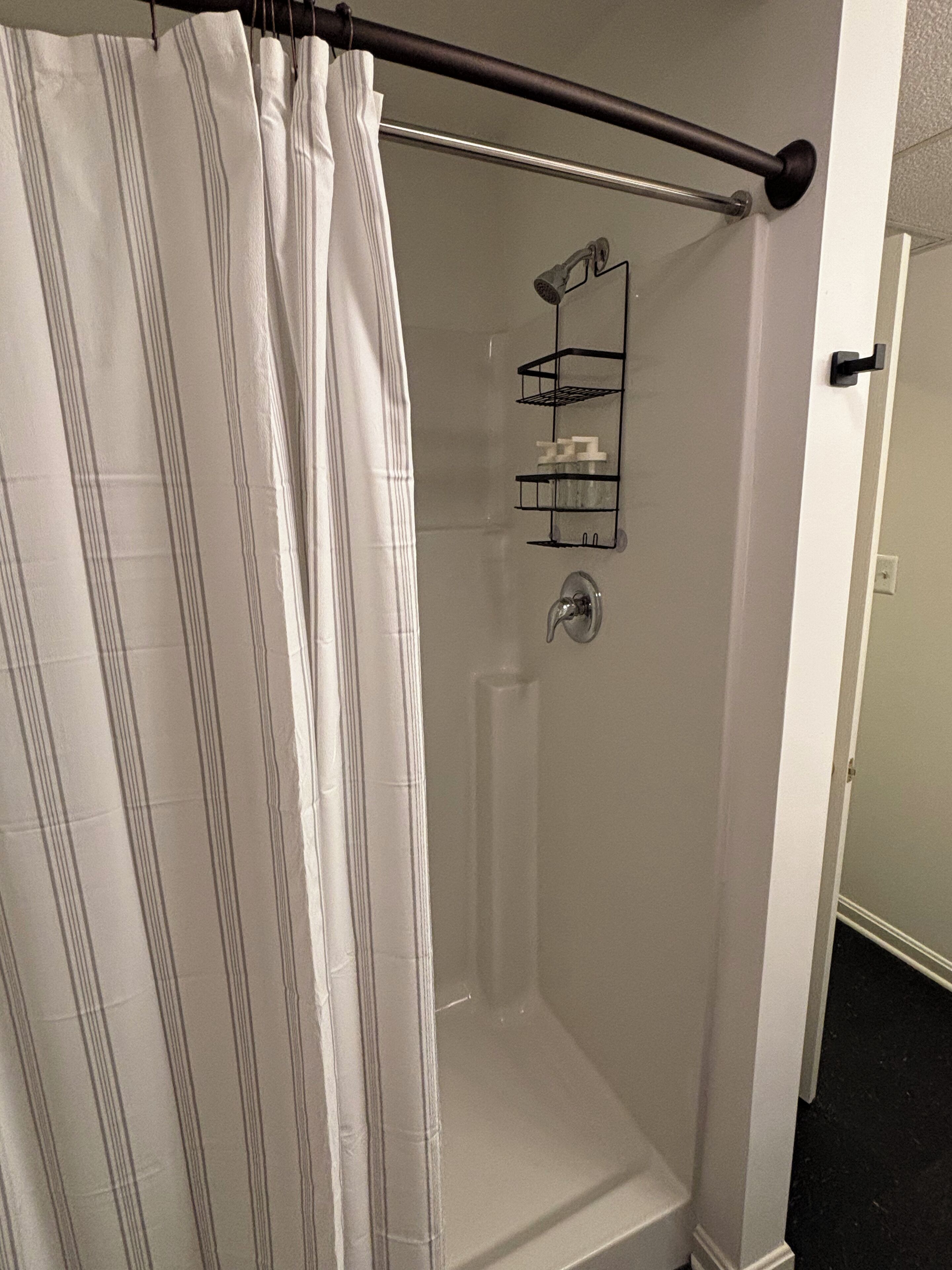 Douche, sèche-cheveux, serviettes fournies, savon