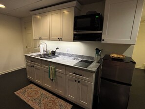 Kjøleskap, mikrobølgeovn, kokeplater og kaffetrakter/tekoker