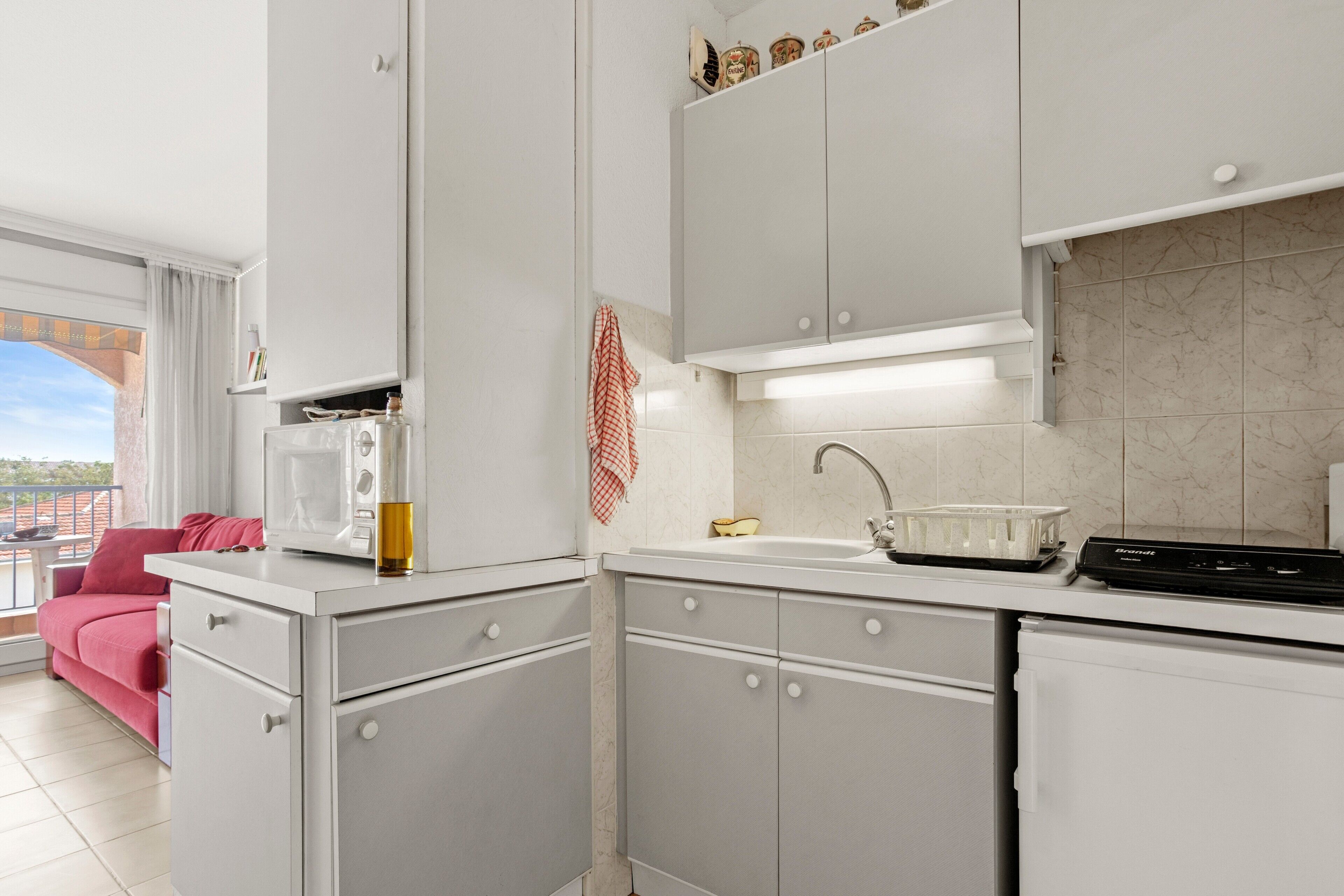 Micro-ondes, chaise haute, batterie de cuisine, vaisselle et ustensiles