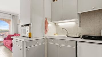 Micro-ondes, chaise haute, batterie de cuisine, vaisselle et ustensiles