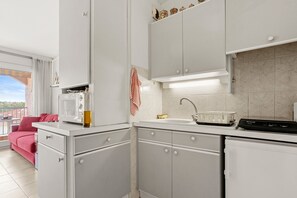 Mikrobølgeovn, højstol, køkkentøj/tallerkener/redskaber