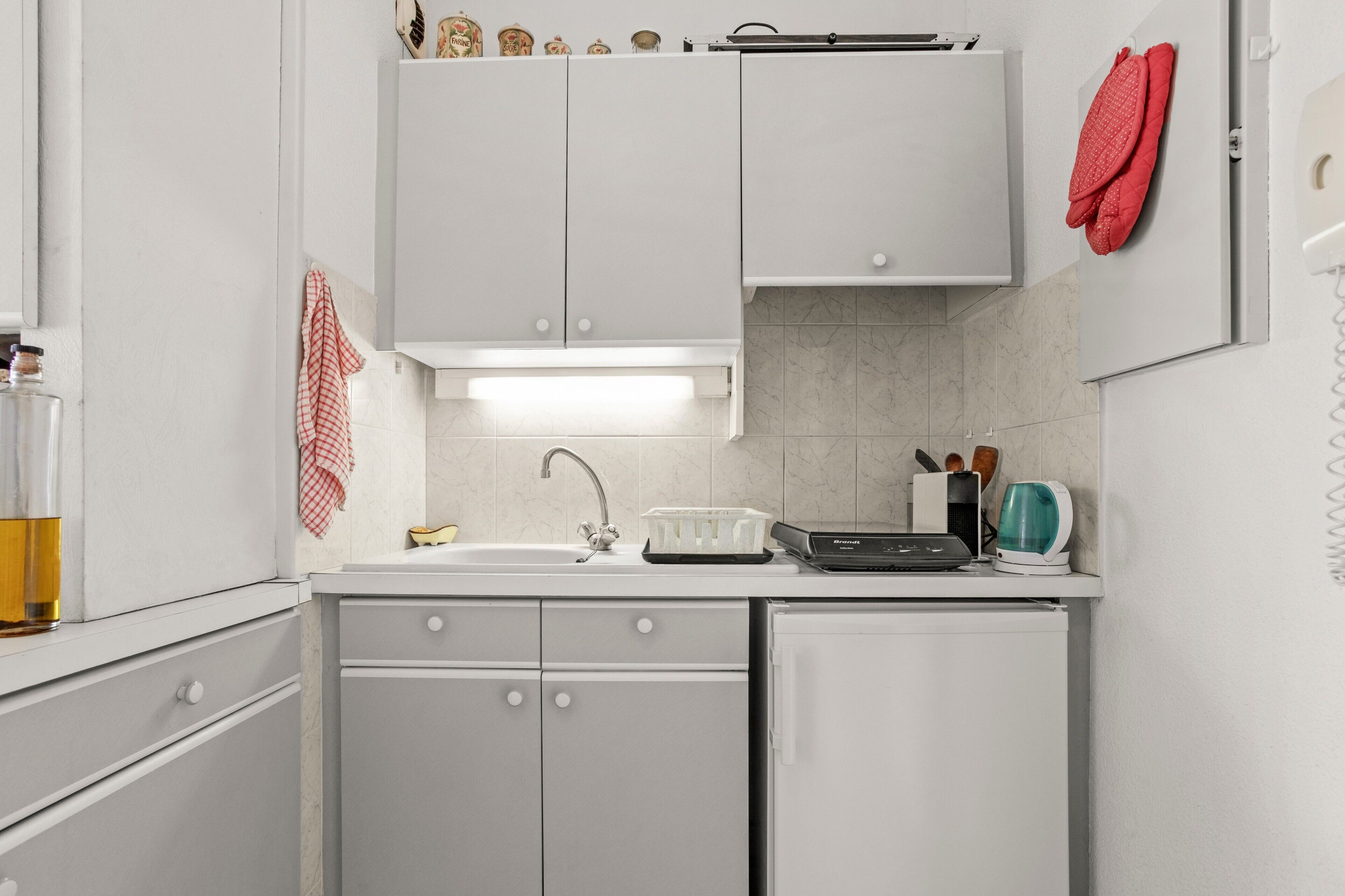 Mikrovågsugn, barnstol och grytor/köksredskap