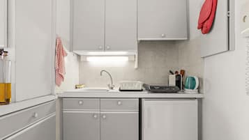 Mikrovågsugn, barnstol och grytor/köksredskap