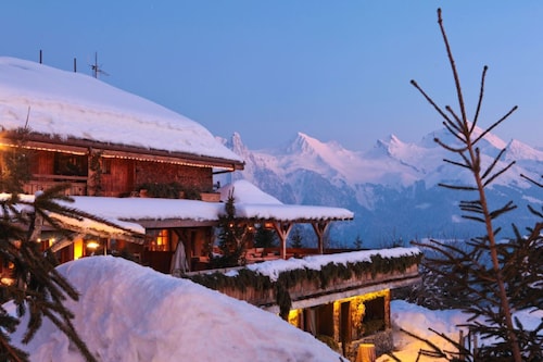 Chalet 'Velajule', private shuttle at the slopes, private jacuzzi & shared pool