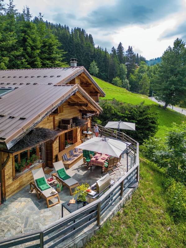 Outdoor dining - Chalet 'Bachal' with Mountain View, Shared Pool and Wi-Fi (Manigod)