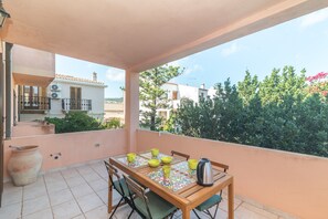 Outdoor dining - Holiday Home 'Le Giare' with Sea View, Wi-Fi, Air Conditioning and Balcony (La Maddalena)