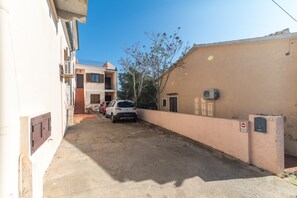 Exterior - Holiday Home 'Le Giare' with Sea View, Wi-Fi, Air Conditioning and Balcony (La Maddalena)