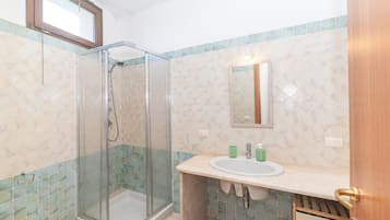 Ducha, secador de pelo, toallas