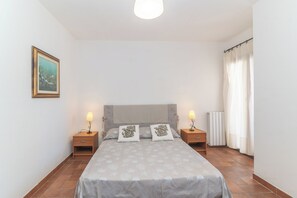 3 soverom, strykejern/-brett, wi-fi (inkludert) og sengetøy