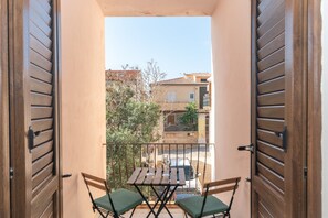 Outdoor dining - Holiday Home 'Le Giare' with Sea View, Wi-Fi, Air Conditioning and Balcony (La Maddalena)