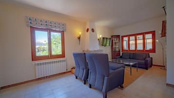 Een televisie, een open haard, een dvd-speler en een stereo