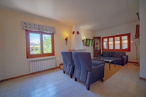 TV, fireplace, DVD player, stereo