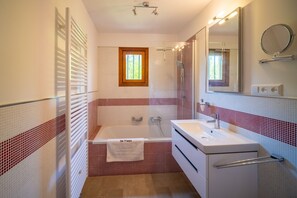 Shower, hair dryer, towels - Holiday Home 'Sa Vinya' with Sea View, Private Terrace and Wi-Fi (Colonia de Sant Pere)