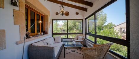 Télévision, cheminée, lecteur de DVD, chaßne hi-fi