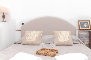 5 bedrooms, iron/ironing board, bed sheets