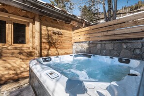 Outdoor spa tub - Chalet Karavi – Alpine Escape in Manigod (Manigod)