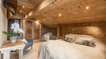 4 bedrooms, iron/ironing board, free WiFi, bed sheets