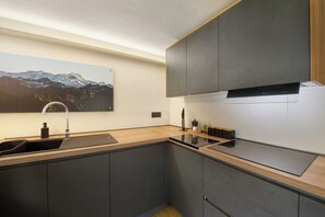 Frigorífico, placa de cocina, lavavajillas y cafetera o tetera