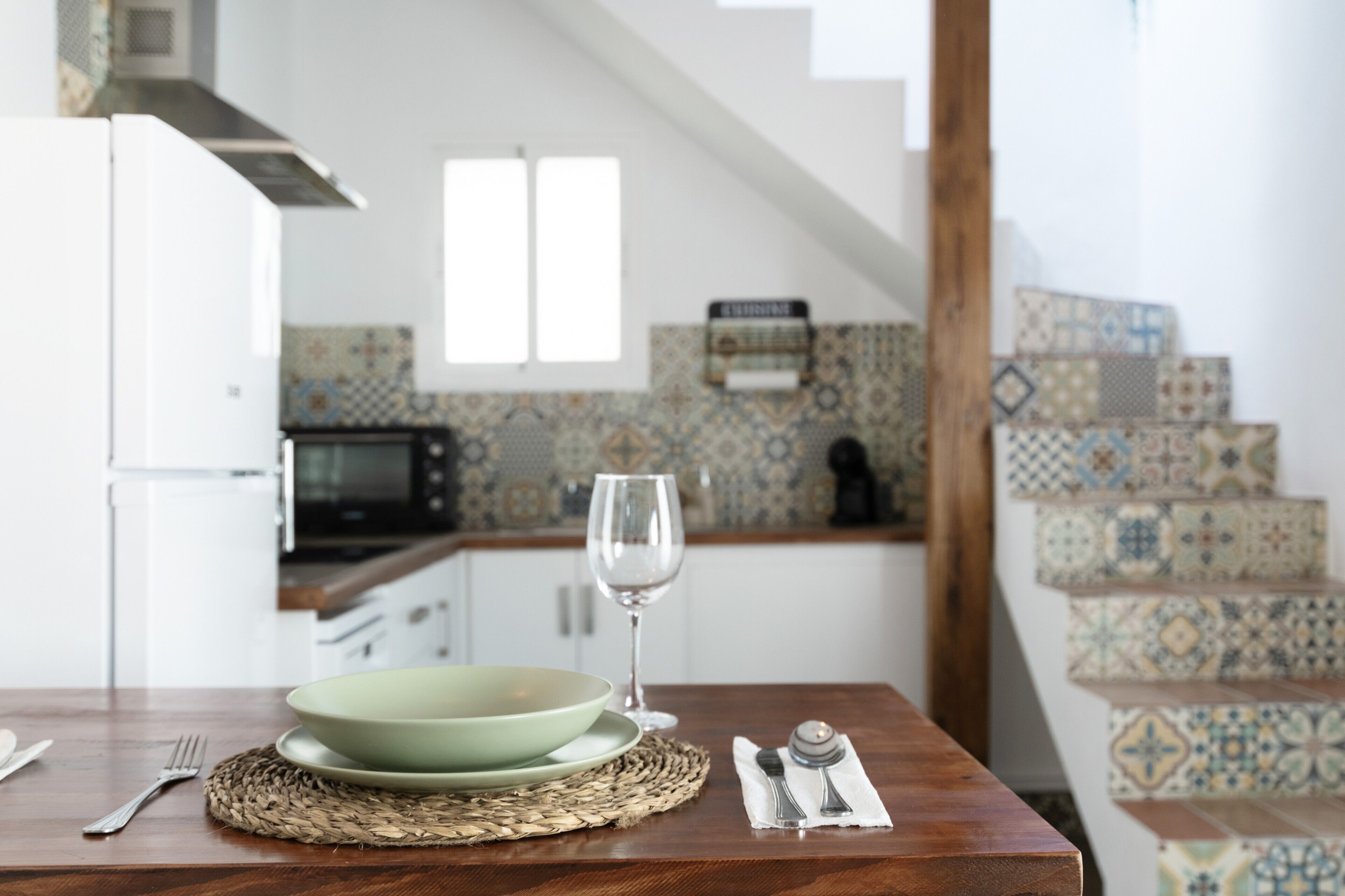 Een koelkast, een oven, een kookplaat, een vaatwasser