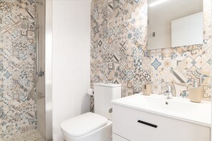 Douche, sèche-cheveux, serviettes fournies