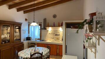 Een koelkast, een magnetron, een oven, een kookplaat