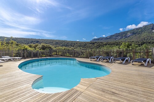 Chalet 'Japon' with Mountain Views, Shared Pool and Private Terrace