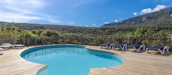 Chalet 'Japon' with Mountain Views, Shared Pool and Private Terrace