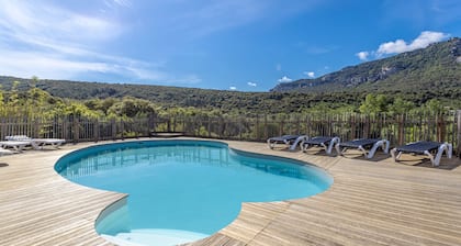 Chalet 'Japon' with Mountain Views, Shared Pool and Private Terrace