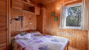 2 habitaciones y tabla de planchar con plancha