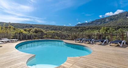 Chalet 'Japon' with Mountain Views, Shared Pool and Private Terrace