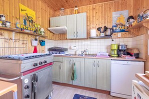 Fridge, oven, stovetop, coffee/tea maker