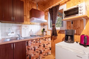 Kühlschrank, Ofen, Herdplatte, Wasserkocher mit Kaffee-/Teezubehör