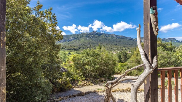 A wooden deck with a view of a mountain range. - Chalet 'Afrique' with Mountain Views, Shared Pool and Private Terrace (Rouffiac-des-Corbières)