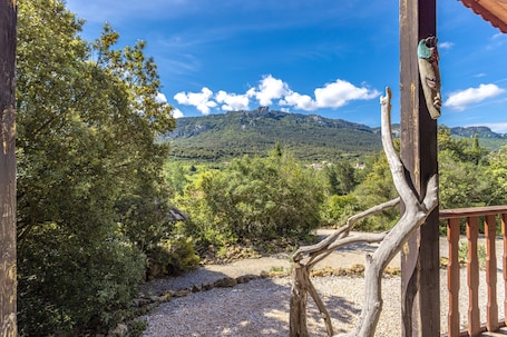 施設の敷地. Chalet 'Afrique' with Mountain Views, Shared Pool, and Private Terrace